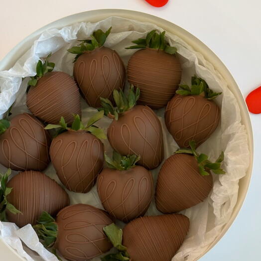 Strawberries in milk chocolate 12