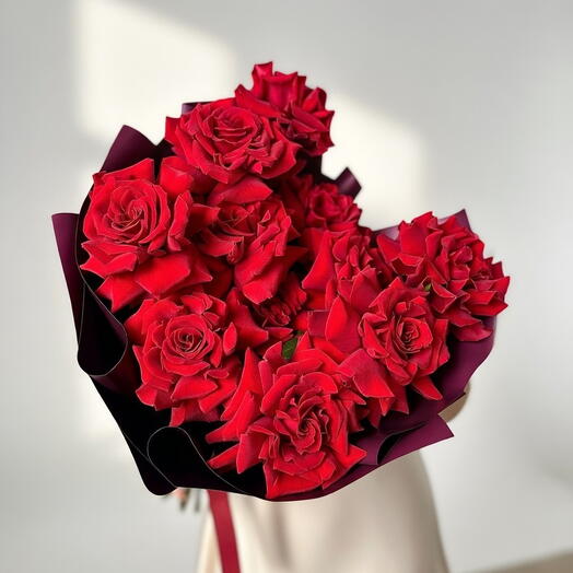 11 французских бордовых роз