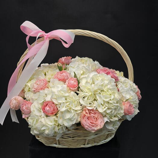 Гортензия, садовые спрей-розы в корзине