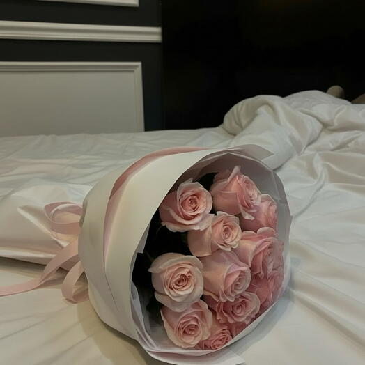 Ramo de flores con 13 rosas rosa claro