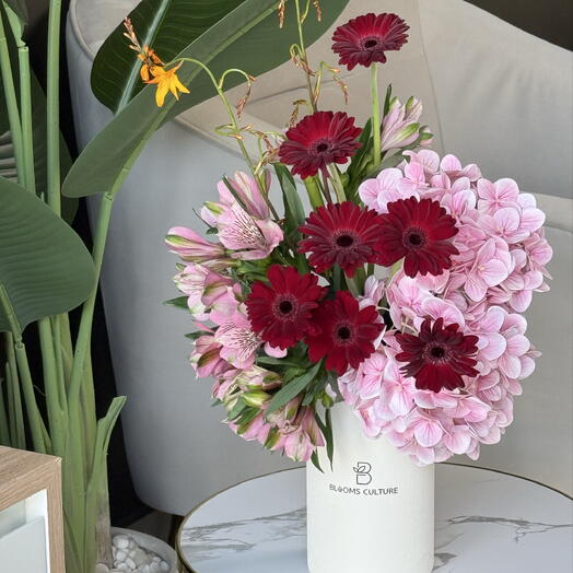 Элегантная центральная композиция нежно-бордового цвета.