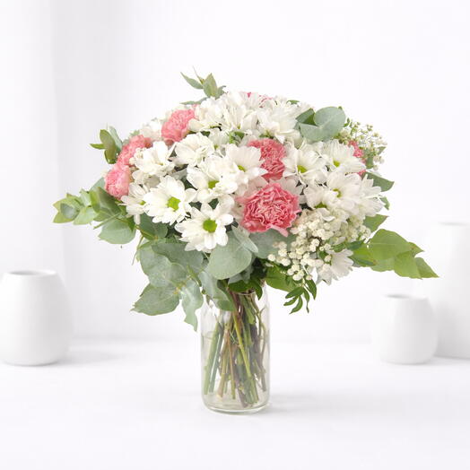 تنسيق مزهرية أنيق بالزهور البيضاء والوردية مع القرنفل والأقحوان