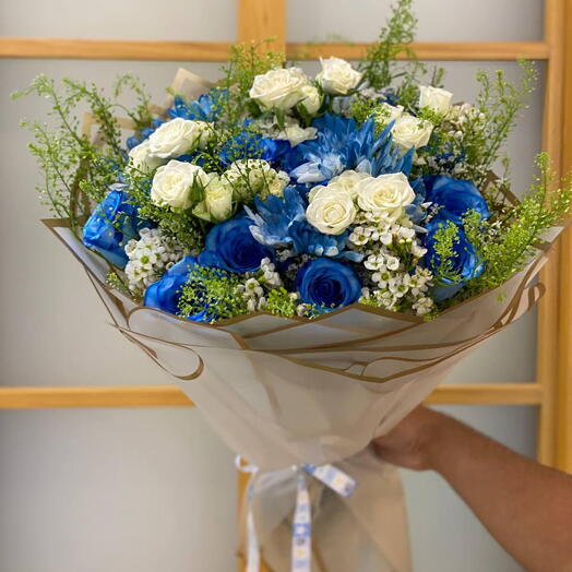 Синяя роза   синяя хризантема в букете