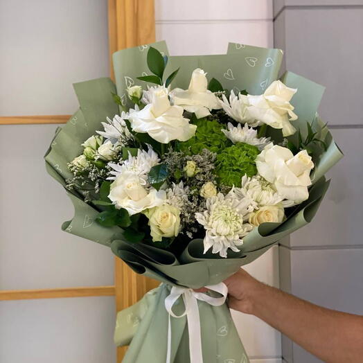 Гортензия хризантема спрей-роза в букете