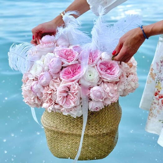 Maria Atoaneta: Cesta de tamaño mediano con hortensias, rosas y ranúnculos