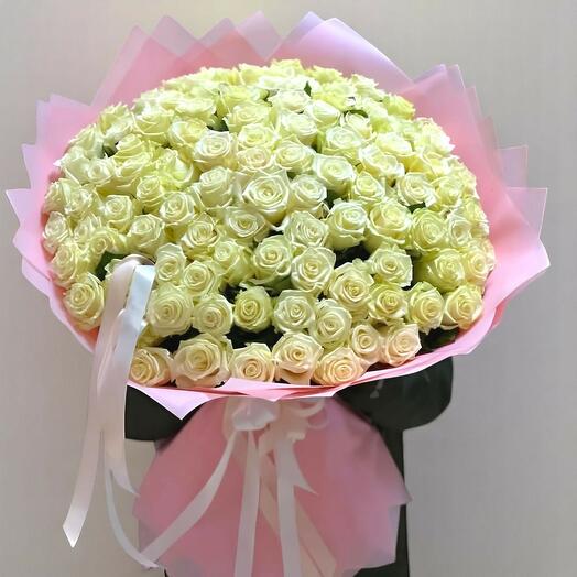 Роскошный букет из 109 белых роз – гигантский цветочный подарок в розовой упаковке для элегантных торжеств