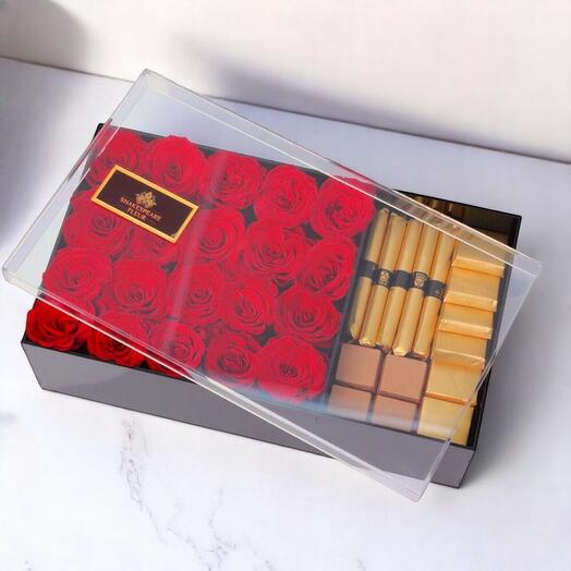 Новогоднее наслаждение — подарочная коробка с красной розой и шоколадом в роскошной акриловой упаковке