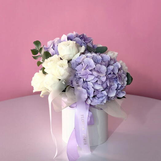 Лунное цветение: маленькая коробка с гортензиями и розами