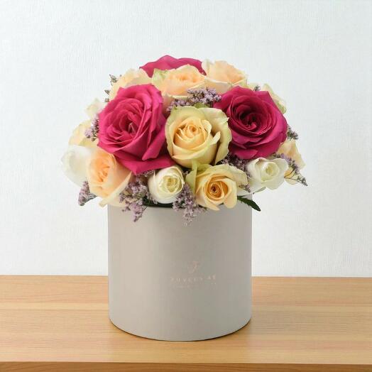 Coffret élégant de roses mélangées – arrangement floral rose, pêche et blanc dans une boîte à chapeau de luxe
