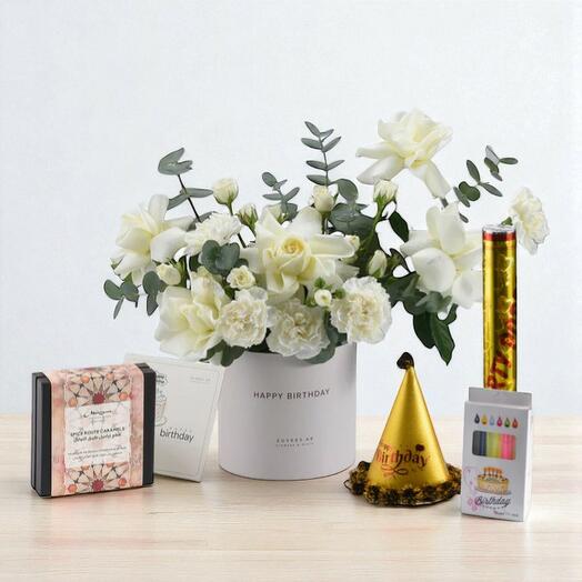 Нежно-белый цветочный бокс на день рождения с шоколадом   Праздничный набор