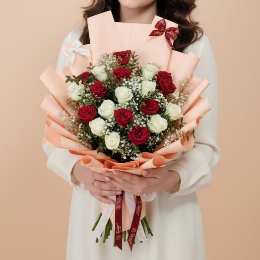 Букет красных и белых роз