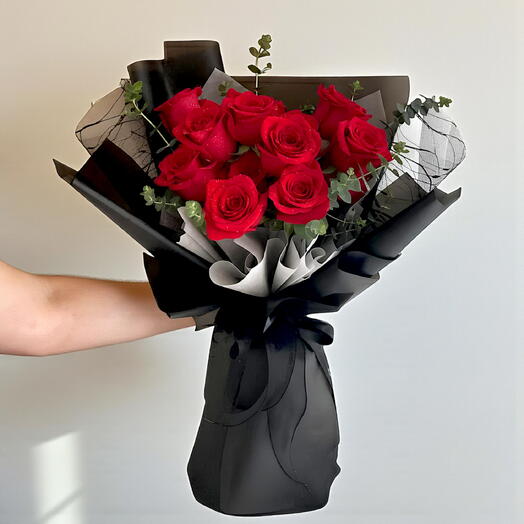 Ramo de rosas Medianoche de Terciopelo – 12 tallos escarlata