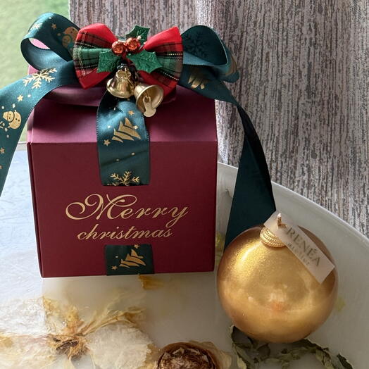 Festive bauble candle