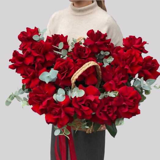 Рубиновая романтика _ 99 классических красных роз в роскошной корзине для неё