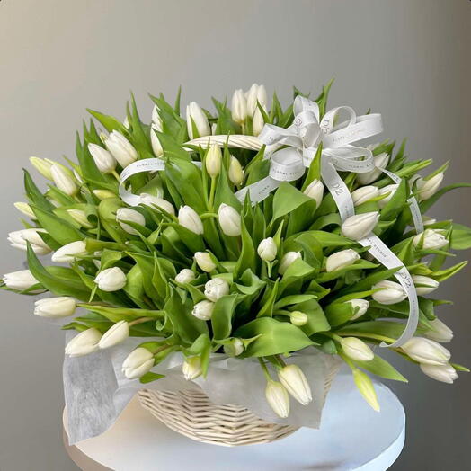 Потрясающая _ роскошная корзина из 99 белых тюльпанов