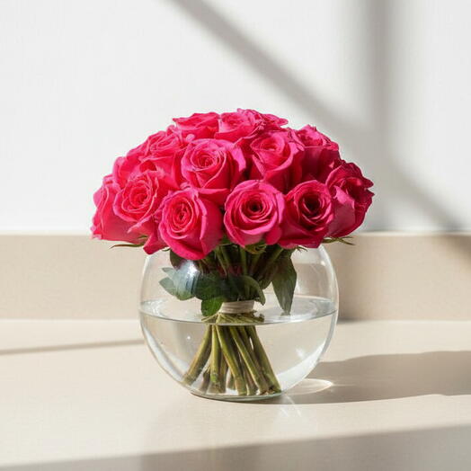 Королевский розовый букет роз в стеклянной вазе