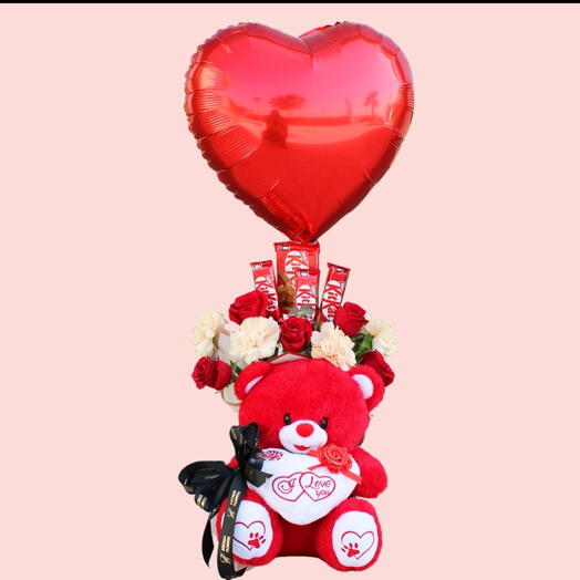Плюшевый мишка и красные розы