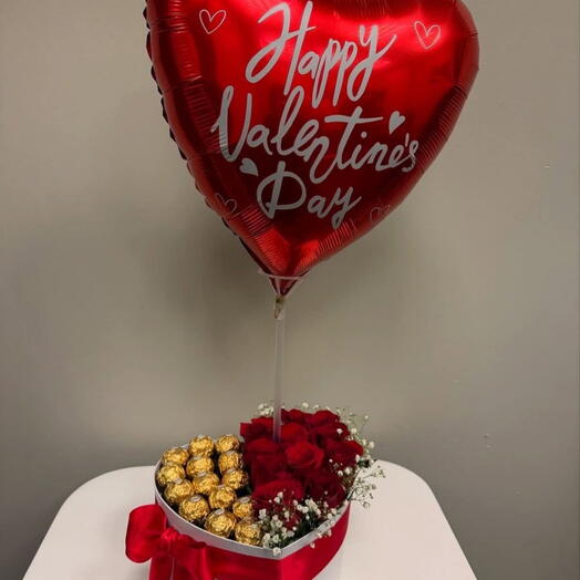Цветы в коробке с гелиевым шаром в форме сердца