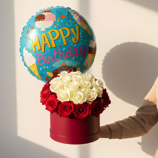Коробка с цветами и воздушный шар на день рождения