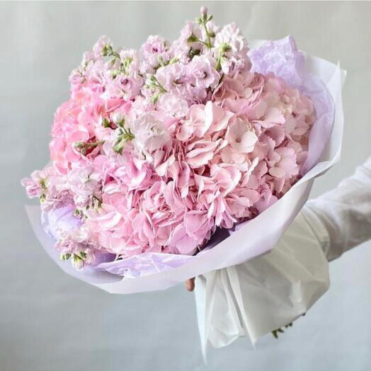 Букет из розовой гортензии и маттиолы