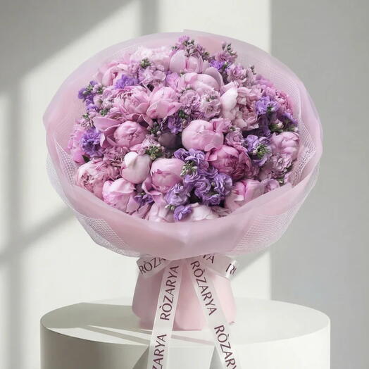 Букет из розовых пионов и лиловой маттиолы