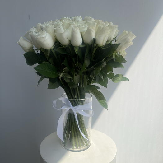 Rosas blancas en un jarrón