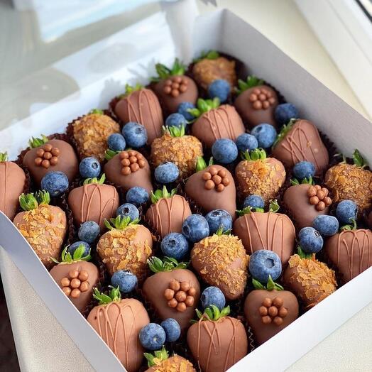 Клубника в шоколаде   Роскошная коробка с черникой