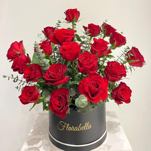 Красные розы в коробке