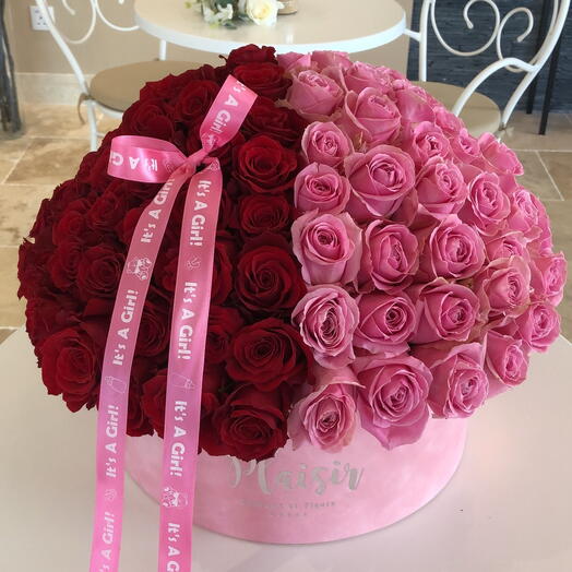 Добро пожаловать в купол из красных и розовых роз