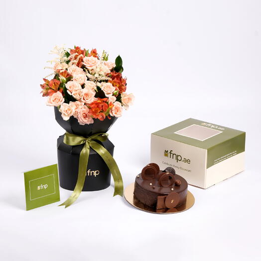 Персиковые розы и цветы лизиантуса с тортом фадж