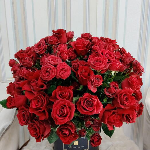 Bouquet luxueux de 55 tiges de roses rouges