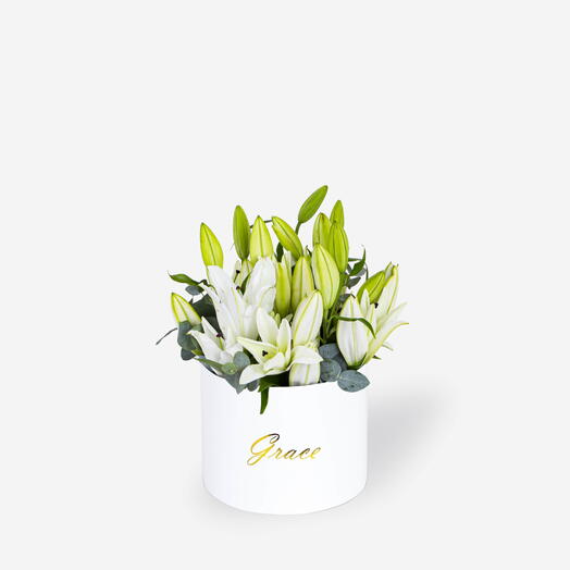 Белые лилии в большой коробке