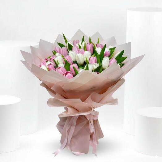 Букет из 50 розовых и белых тюльпанов