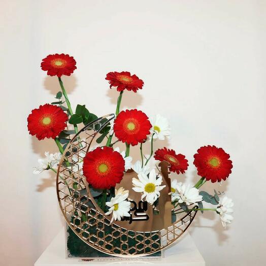 Элегантная рамаданская цветочная композиция «Полумесяц» в коробке