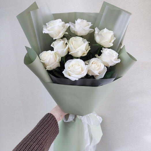 Изысканный и роскошный букет из 10 белых роз