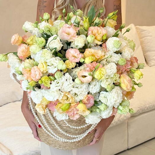 Пастельный шепот: Большая корзина кремовых, нежно-розовых и персиковых эустом 75 стеблей