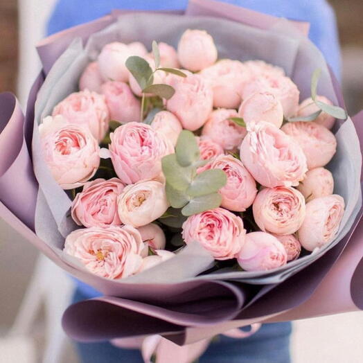 Букет из кустовых пионовидных роз