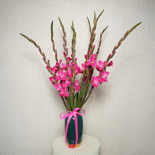 Розовый гладиолус в королевской бирюзовой стеклянной вазе 7247