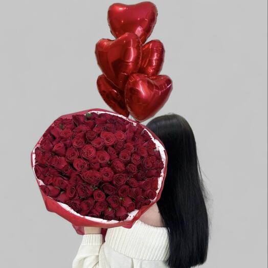 Для партнёра — красная роза ко Дню святого Валентина с красными воздушными шариками в форме сердца