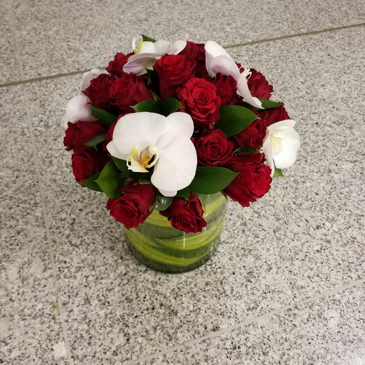 Прекрасная композиция из роз и цимбидиума