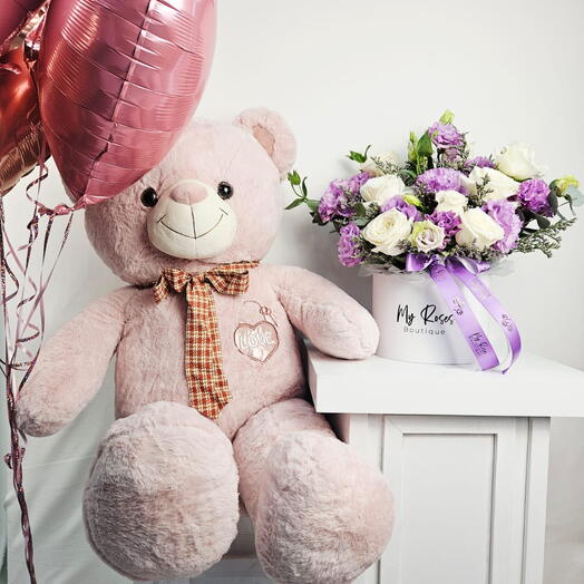 Arrangement lilas avec ballons et nounours