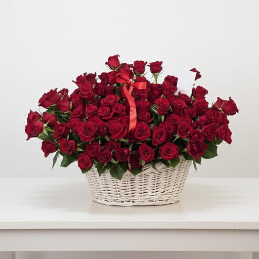 Cesta de flores rojas