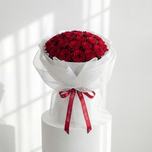 Роскошный купол из красных роз
