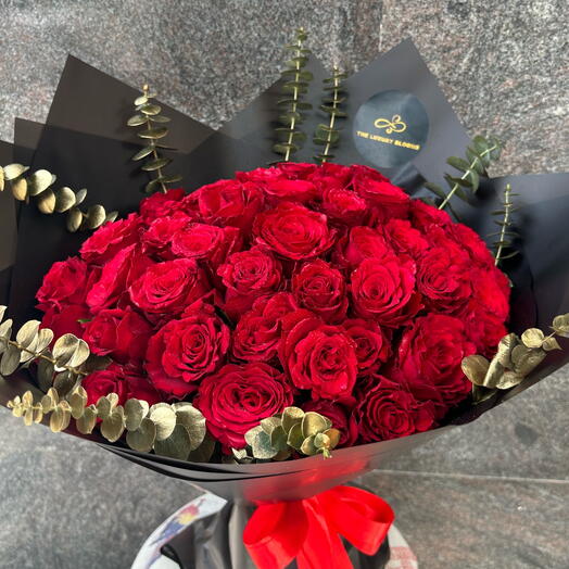 Букет 51 оттенок красных роз