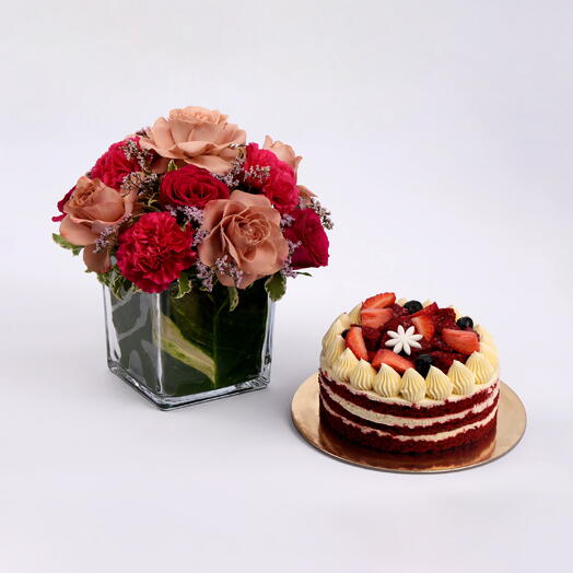 Цветы роз и гвоздик с тортом «Красный бархат»