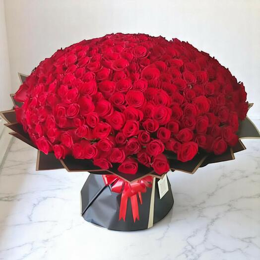 Shakespeare In Love – 301 Red Roses Grand Luxury Bouquet with Gift Message and Valentine Balloon