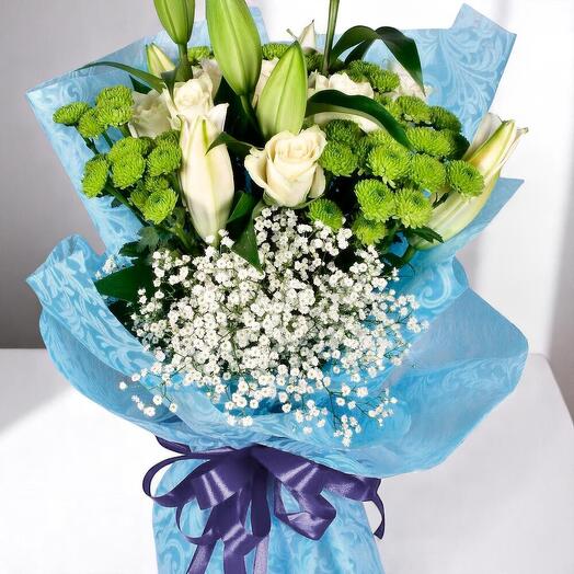 Элегантный букет «Гармония синего» | Белые розы, лилии, зелёные хризантемы, гипсофила | Роскошная композиция из свежих цветов