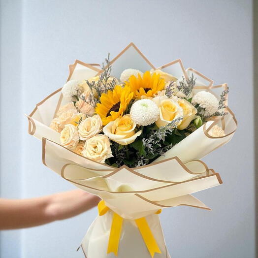 Подсолнух и хризантема-помпон в букете