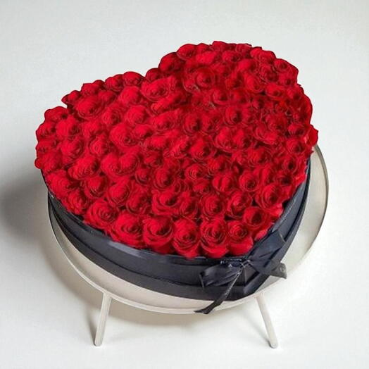 RRED ROSES IN A BLACK BOX