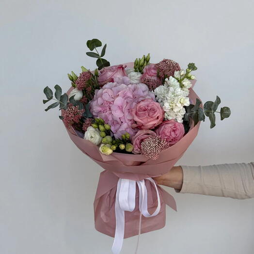 Суфле: небольшой букет из гортензий, садовых роз, маттиол и эустом